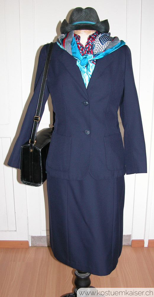 Stewardess Swissair 80er Jahre mit Fantasiehut und -foulard
