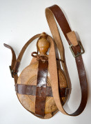 Gourde en bois à bandoulière