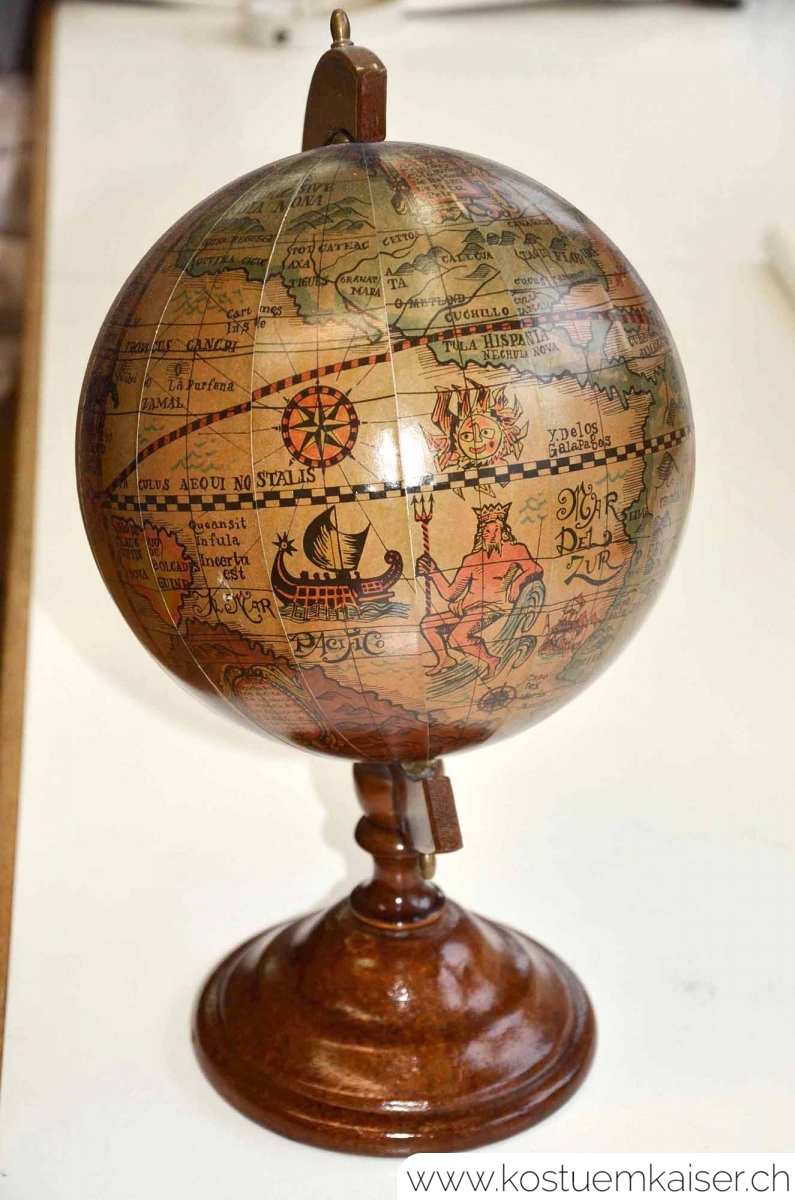 Globus aus Holz