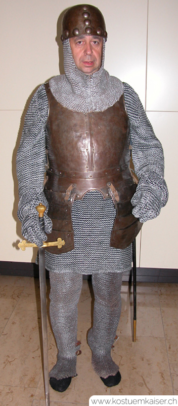 Ritter mit Kettenhemd, Brust- und Rückenpanzer