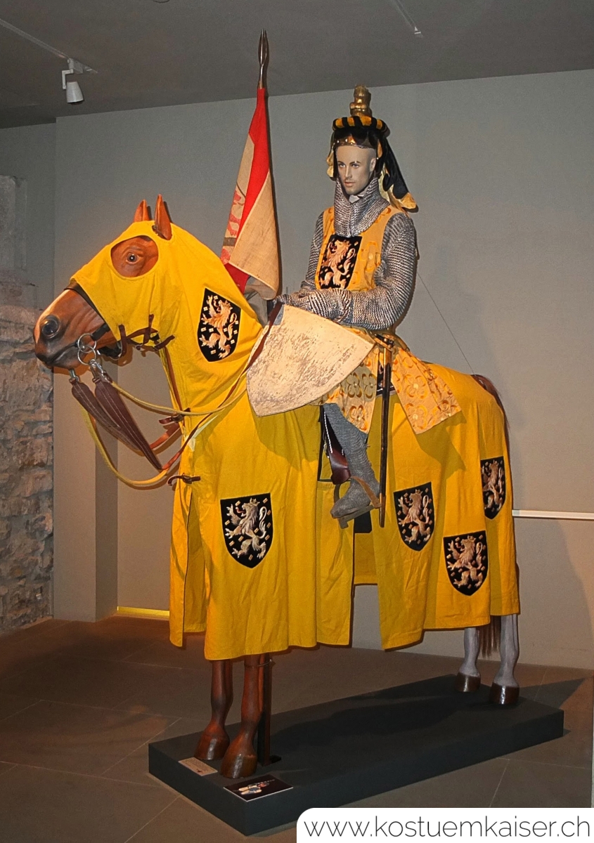 Ritter mit historischer Pferde Schabrake