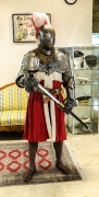 Ritter mit Teilpanzer, Mittelalterschuhen und Schwert